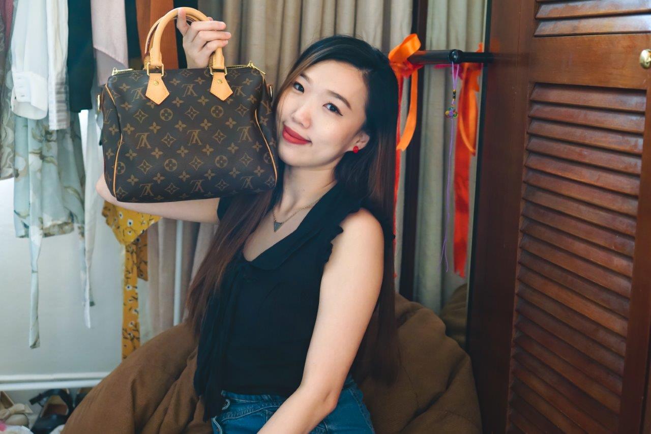 ONE YEAR WEAR & TEAR REVIEW  Louis Vuitton Speedy B 25 + What's in my bag  